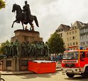 2 Denkmalkletterer hielten Feuerwehr und Polizei in Trapp Koeln Heumarkt P040